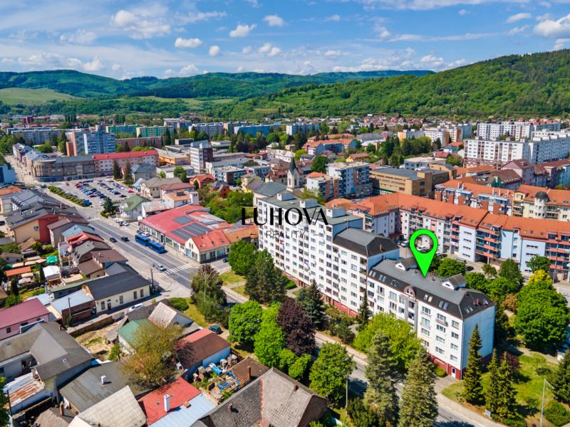 Letecký pohled na Púchov a Mudroňovu ulici ukazuje obytné budovy a zeleň.