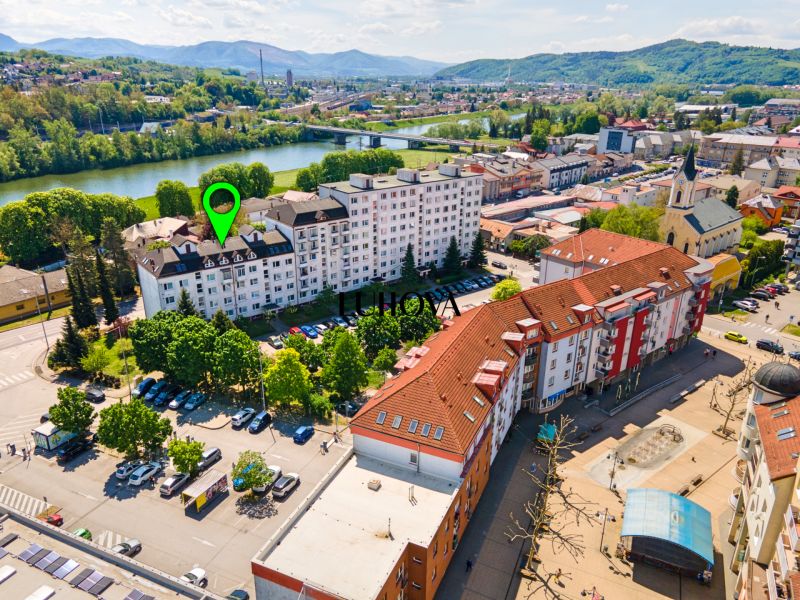 Letecký snímek Mudroňovy ulice v Púchově s okolím a architekturou.