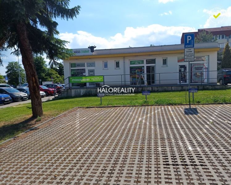 Obchodní prostory v Žiaru nad Hronom s parkovištěm a přírodním okolním prostředím.