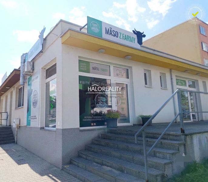 Obchodní prostory v Žiaru nad Hronom s reklamami na maso z farmy a vstupním schodištěm.