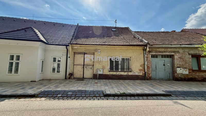 Rodinný dům na Pekárenské ulici v Trnavě s tradiční fasádou a starší střechou.