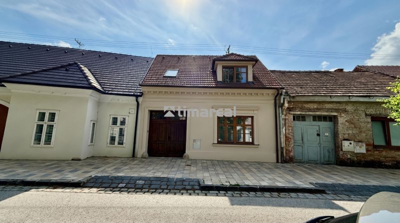 Rodinný dům na Pekárenské ulici v Trnavě s cihlovým obkladem a dvorem.