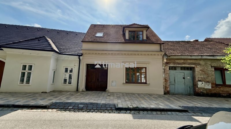 Rodinný dům na Pekárenské ulici v Trnavě s klasickou fasádou a šikmou střechou.