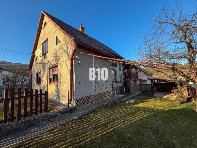 Rodinný dům v Trenčianských Teplicích s velkou zahradou a částí na posezení.