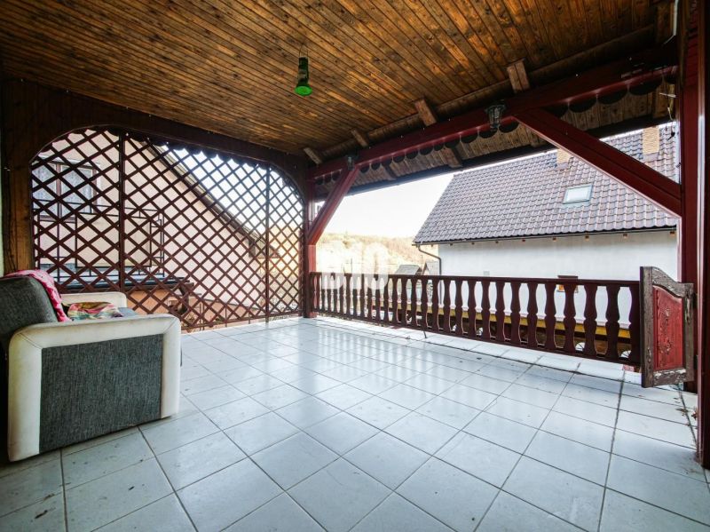 Terasa v rodinném domě s dřevěným stropem a výhledem v Trenčianských Teplicích.