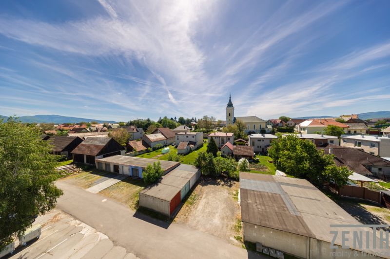 Scenérie v Očové s pohledem na střechy domů a kostel.