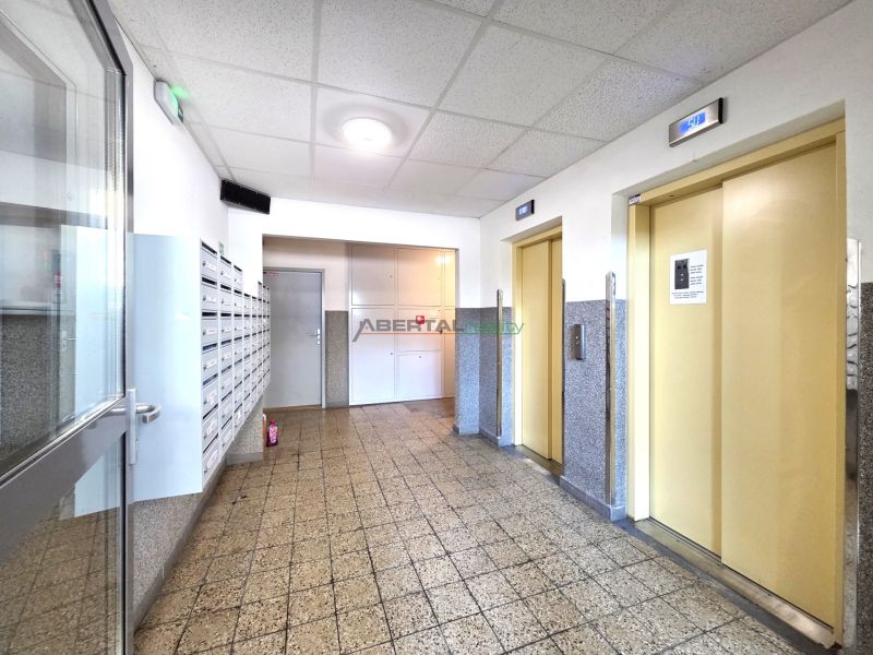 Vstupní hala s poštovními schránkami a výtahy na Ipeľské ulici v Podunajských Biskupicích.