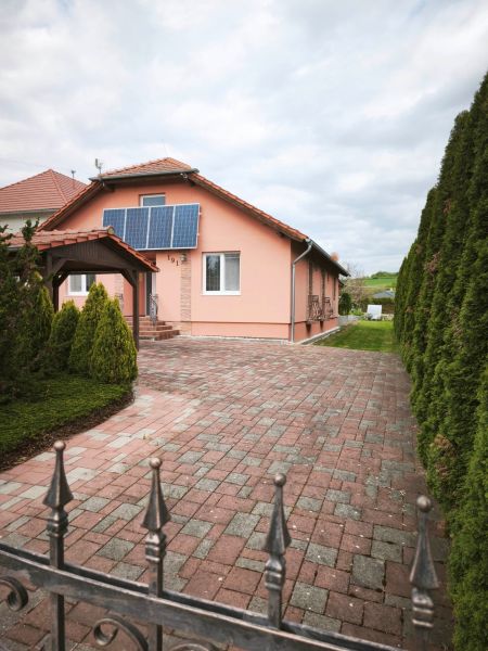 Rodinný dům v Martin nad Žitavou na Hlavní ulici se solárními panely a vydlážděným dvorem.
