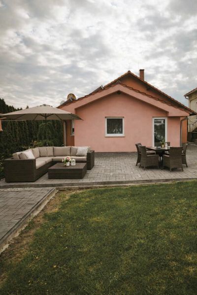 Rodinný dům v Martině nad Žitavou na Hlavní ulici s terasou a zahradním posezením.