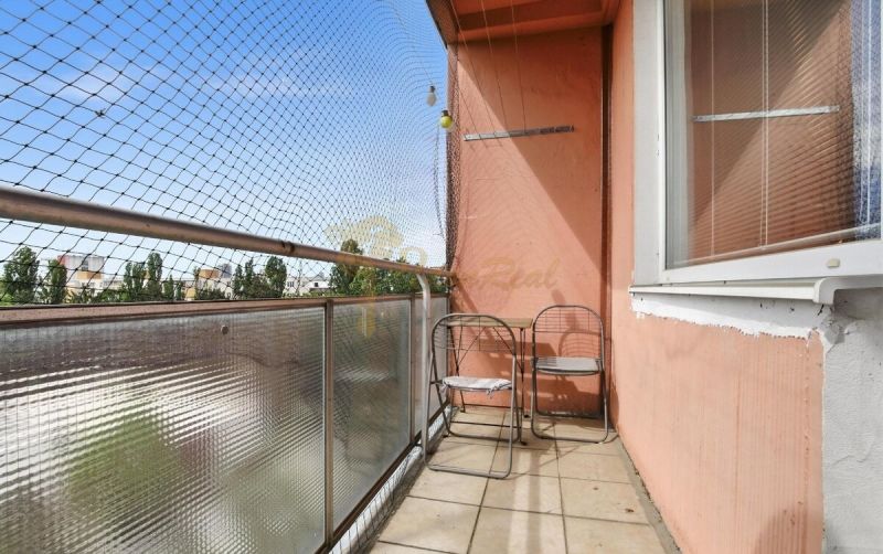 Balkon s výhledem ve 2-pokojovém bytě na Rovníkové ulici v Bratislavě - Ružinově.
