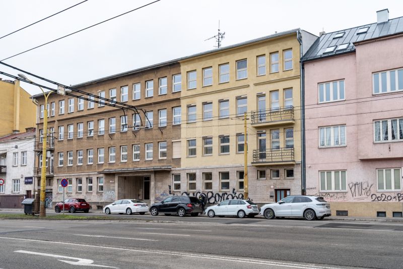 Budova se čtyřmi patry a graffiti v přízemí v Košicích - Starém Městě.