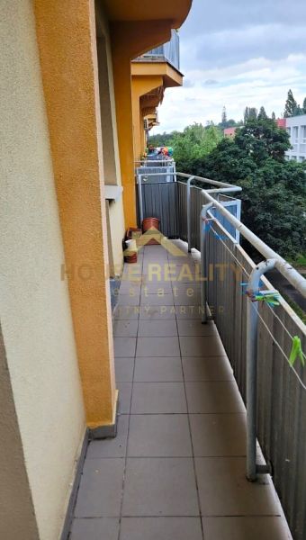 Balkon v 3-pokojovém bytě s výhledem na zeleň v Bratislavě, Novém Městě na Teplické.