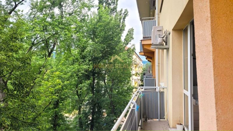 Balkon 3-pokojového bytu na Teplické ulici v Bratislavě - Novém Městě se zelení.