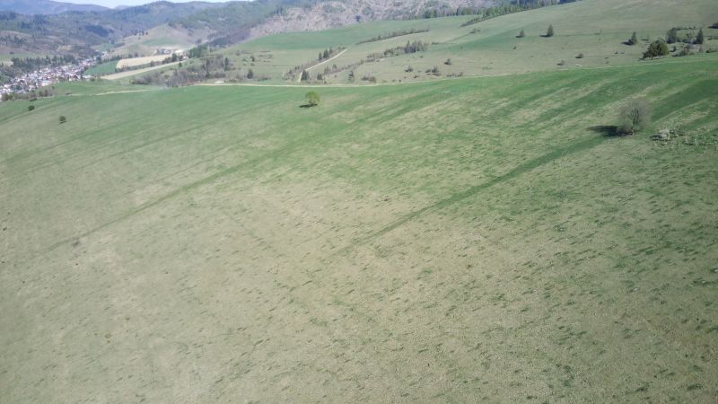 Rozsáhlé zemědělské a lesní pozemky v Čiernom Balogu s kopci a pastvinami.