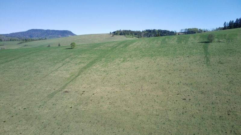 Krajina Čierneho Balogu s rozsáhlou travnatou pokrývkou na zemědělských a lesních pozemcích.