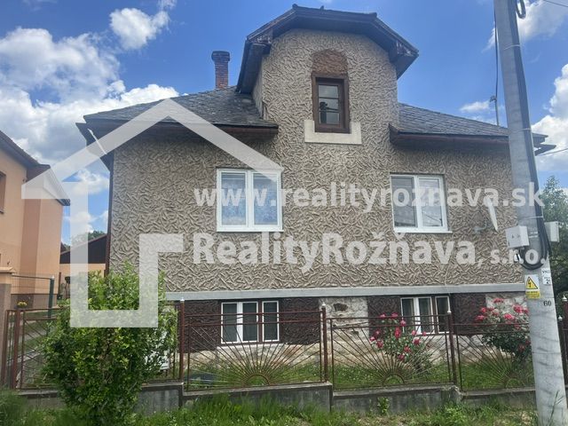 Rodinný dům v Rudné se zahradou a taškovou střechou.
