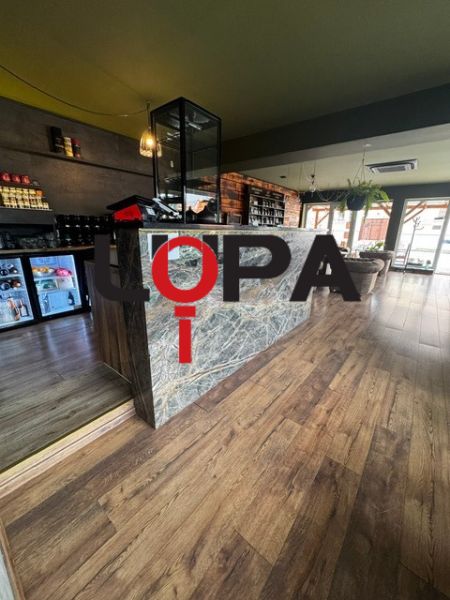 Obchodní prostory se stylovým interiérem, podlaha s dřevěným dekorem, moderní design.