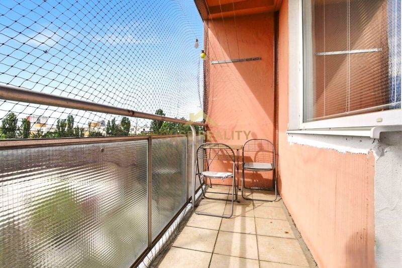 Balkon v 2-pokojovém bytě na Rovníkové ulici v Bratislavě - Ružinově s jednoduchým nábytkem.