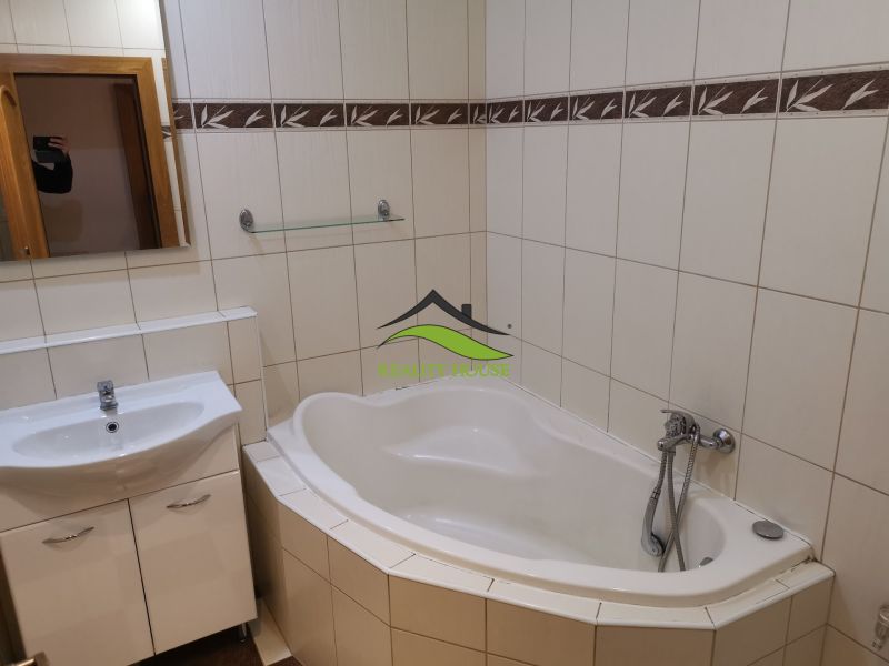 Koupelna s vanou a umyvadlem, světlé obklady v 3-pokojovém bytě.