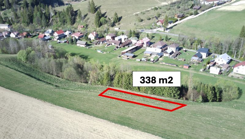 Letecký pohled na zemědělské a lesní pozemky v Čiernom Balogu s označeným pozemkem.