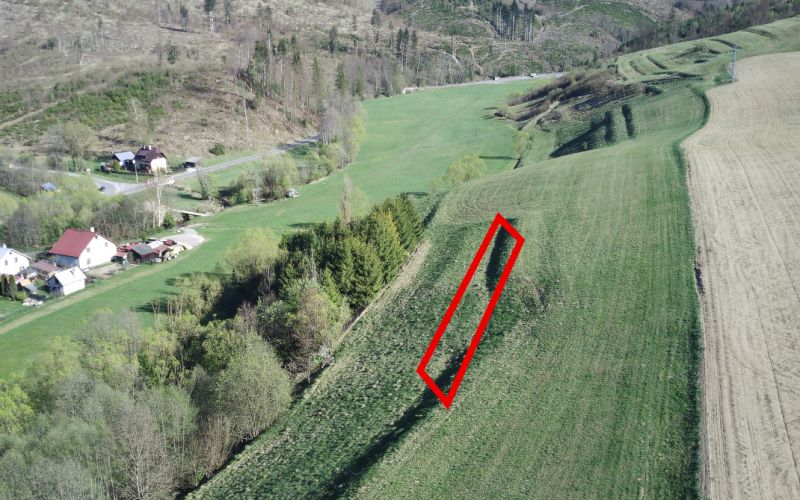 Louky a lesy na zemědělských a lesních pozemcích v Čiernom Balogu, obklopené krajinou.
