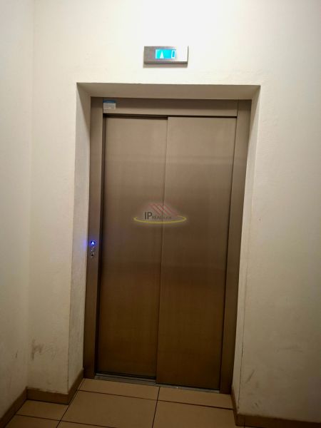 Kovové dveře výtahu s displejem v garsonce.
