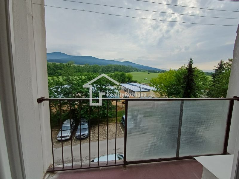 Výhled z 3pokojového bytu v Rožňavě na Edelényske ulici nabízí panoráma hor a zeleně.