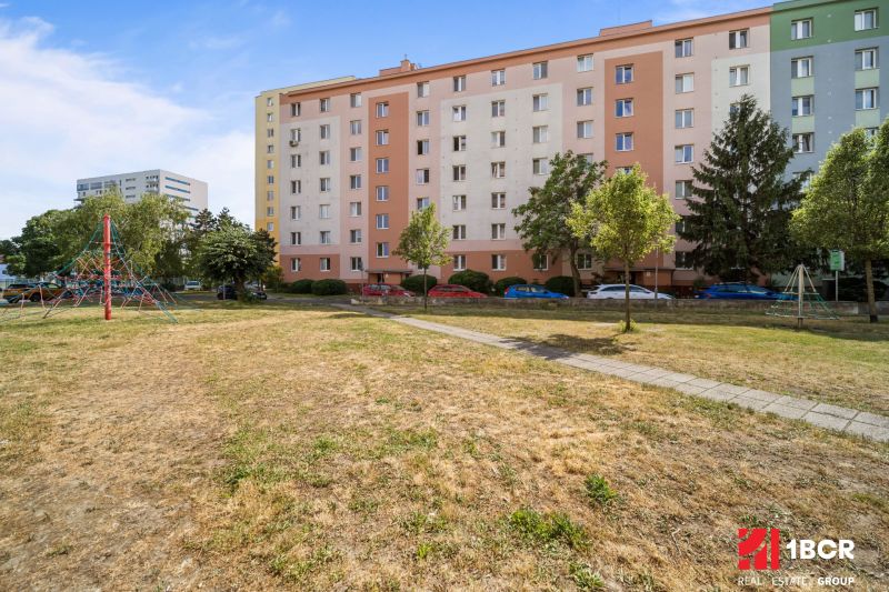 Bytový dům obklopený hřištěm na ulici Československých parašutistů, Bratislava - Nové Město.