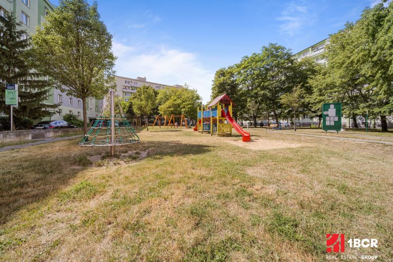 Dětské hřiště na ulici Československých parašutistů v Bratislavě - Nové Město.