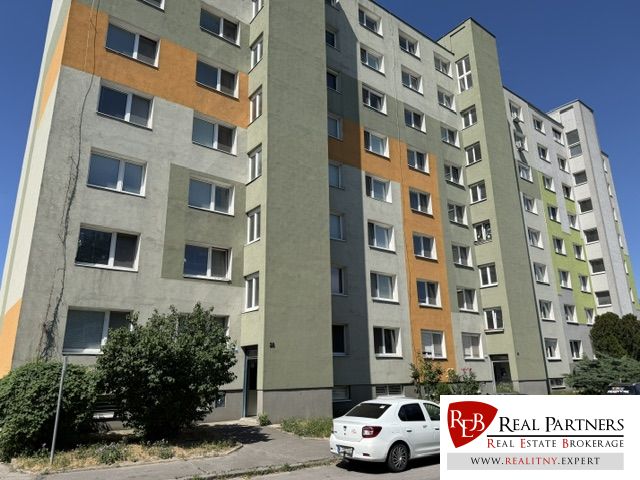 Panelový dům na Dudvážské ulici, Bratislava - Podunajské Biskupice, nabízející 1-pokojový byt.