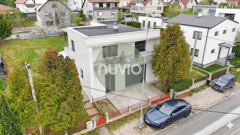 Rodinný dům v Martině s rovinatou střechou, u kterého parkuje automobil.