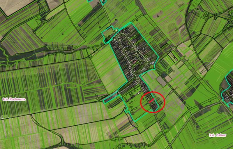 Letecká mapa se zaměřením na pozemky pro bydlení v Radnovcích, viditelná pole a cesty.