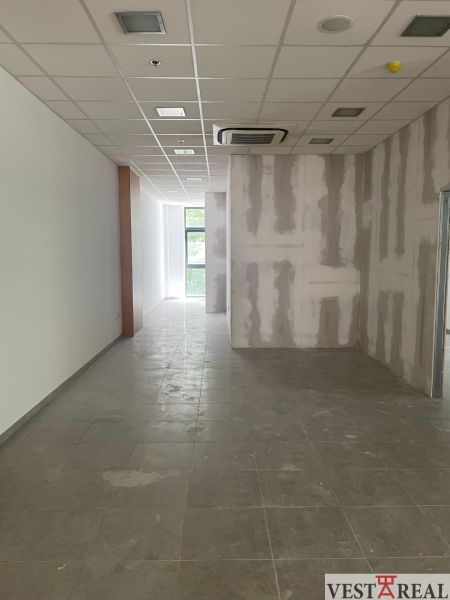 Kanceláře s prosklenými okny a dlažbou, strop s integrovanou klimatizací.