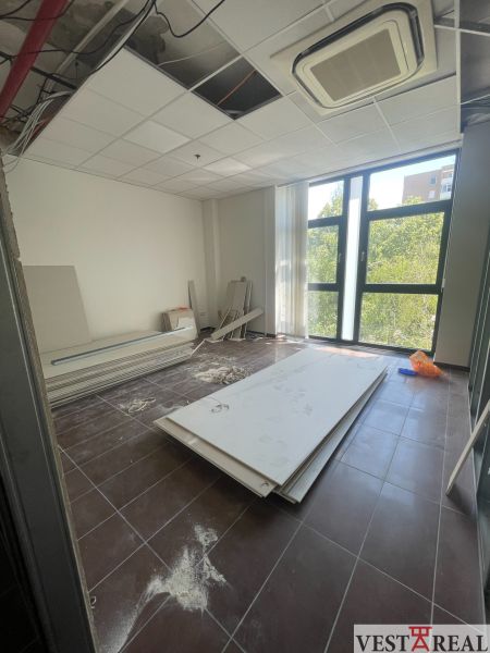 Kanceláře s výhledem na rekonstrukci místnosti, podlaha s dlaždicemi.