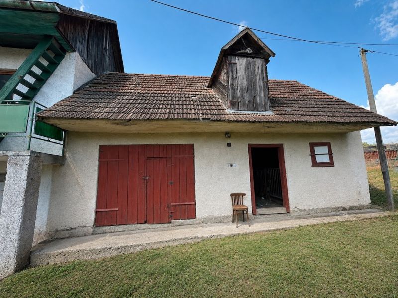 Rodinný dům na ulici Na záhumní v Hrochoti má starší styl s dřevěnými prvky.