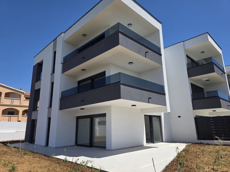 Exteriér 4pokojového bytu v Privlace se zahradou a balkonem.