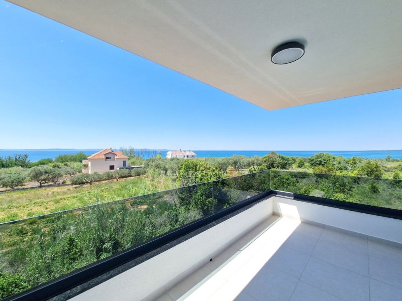 Balkon ve 4pokojovém bytě v Privlace s výhledem na moře a zeleň.