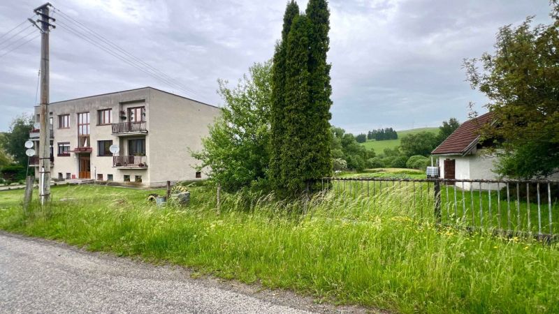 Budova s balkóny v Rekreačních pozemcích v Gôtovanech, obklopená zelení a stromy.