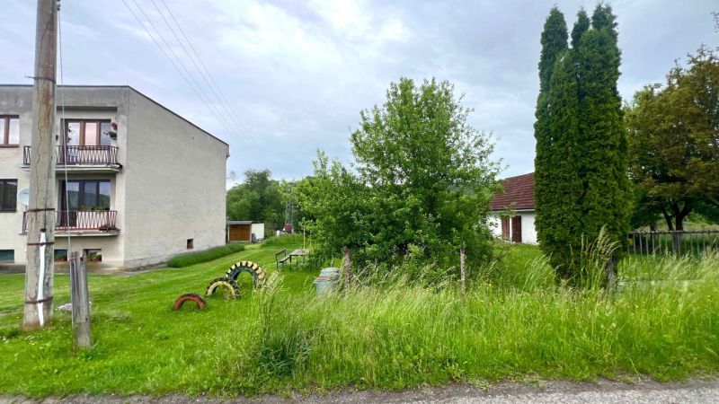 Zeleň a budovy v Gôtovanech na rekreačních pozemcích.