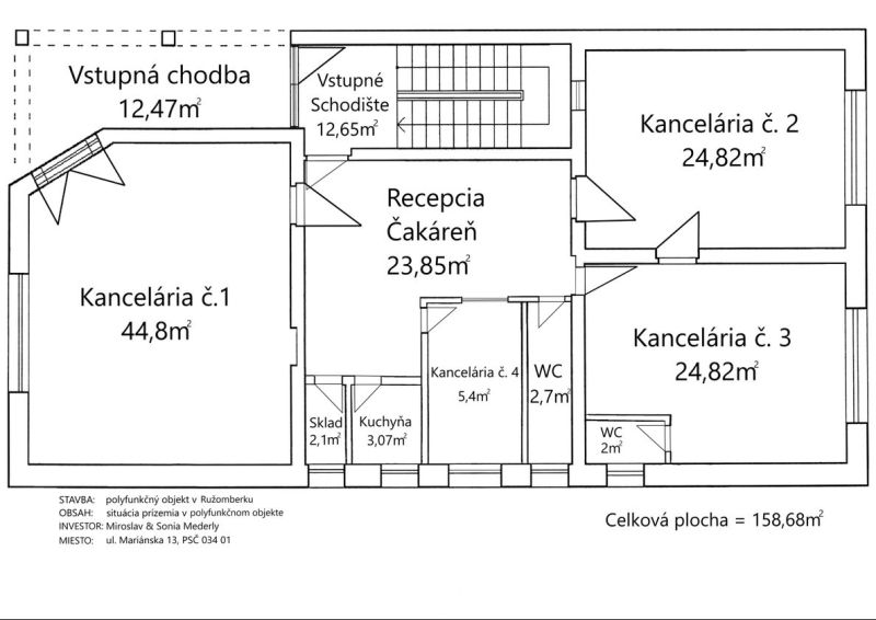 Půdorys kanceláří v Ružomberku s recepcí, kancelářemi a dalšími prostory.