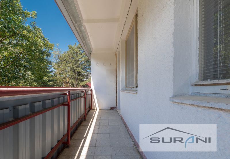 Balkon 4pokojového bytu na Bullově ulici v Bratislavě - Dúbravce, s výhledem na zeleň.