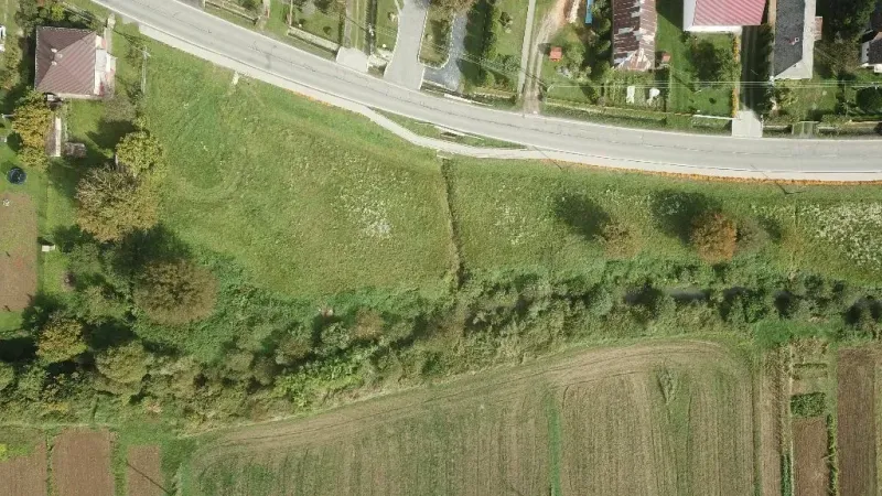 Letecký pohled na pozemky - bydlení ve Slovenské Volové s dopravní infrastrukturou.
