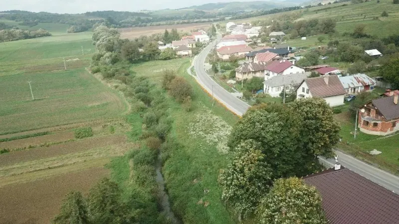 Krajina ve Slovenské Volové se zelení a cestou v Pozemky - bydlení.