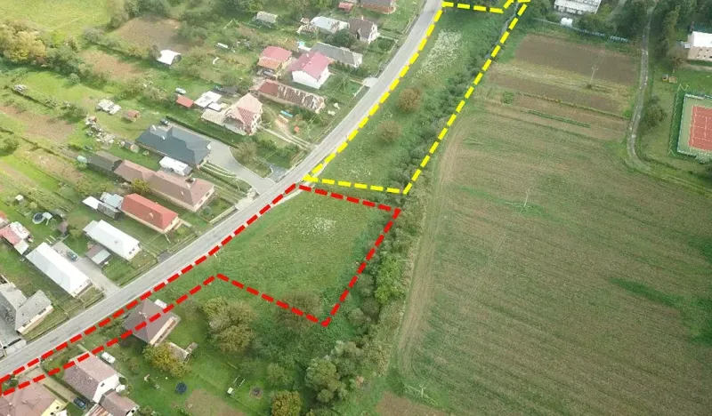 Letecký pohled na Pozemky - bydlení ve Slovenské Volové, zelená krajina a vesnické domy.