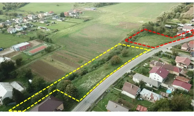 Letecká fotografie pozemků - bydlení ve Slovenské Volové, zobrazuje zelené plochy a cestu.