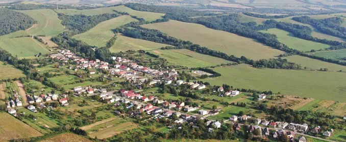 Letecký pohled na Rovné obklopené zemědělskými a lesními pozemky.