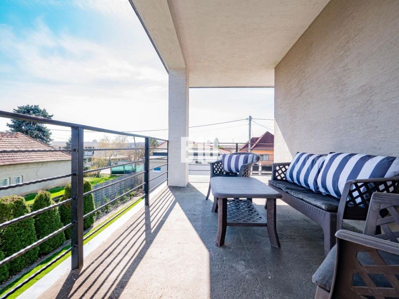 Balkon rodinného domu v Nitře s venkovním nábytkem a výhledem na okolí.