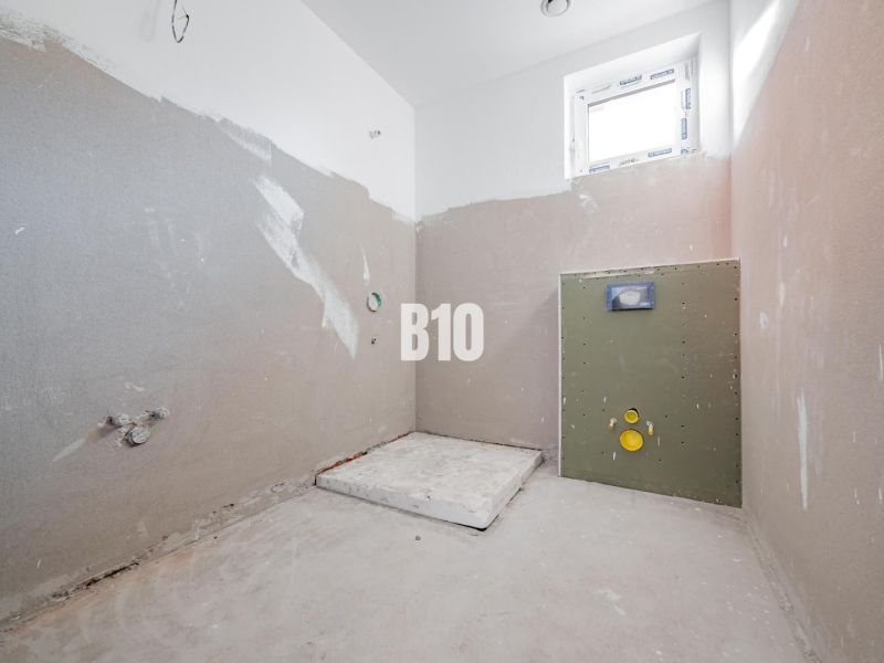 Koupelna ve výstavbě v rodinném domě, připravená k instalaci v Nitře.