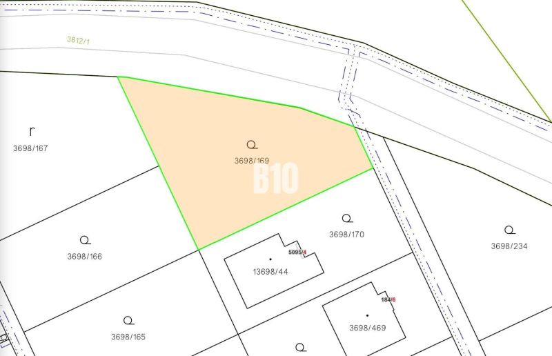 Katastrální mapa s hranicemi pozemků určených k bydlení v Nitře.