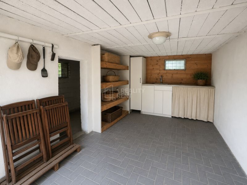 Rustikální kout Chaty s dřevěnými prvky, košíky a závěsným příslušenstvím.